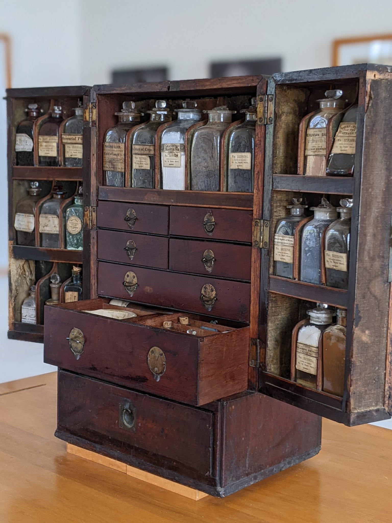Cabinet d'apothicaire provenant de la compagnie Robin.