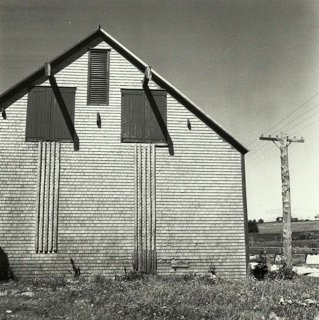Les mâts de chargement de l'Entrepôt à bois Robin. Photo: Lady McKie, 1952. Bibliothèque et Archives Canada.