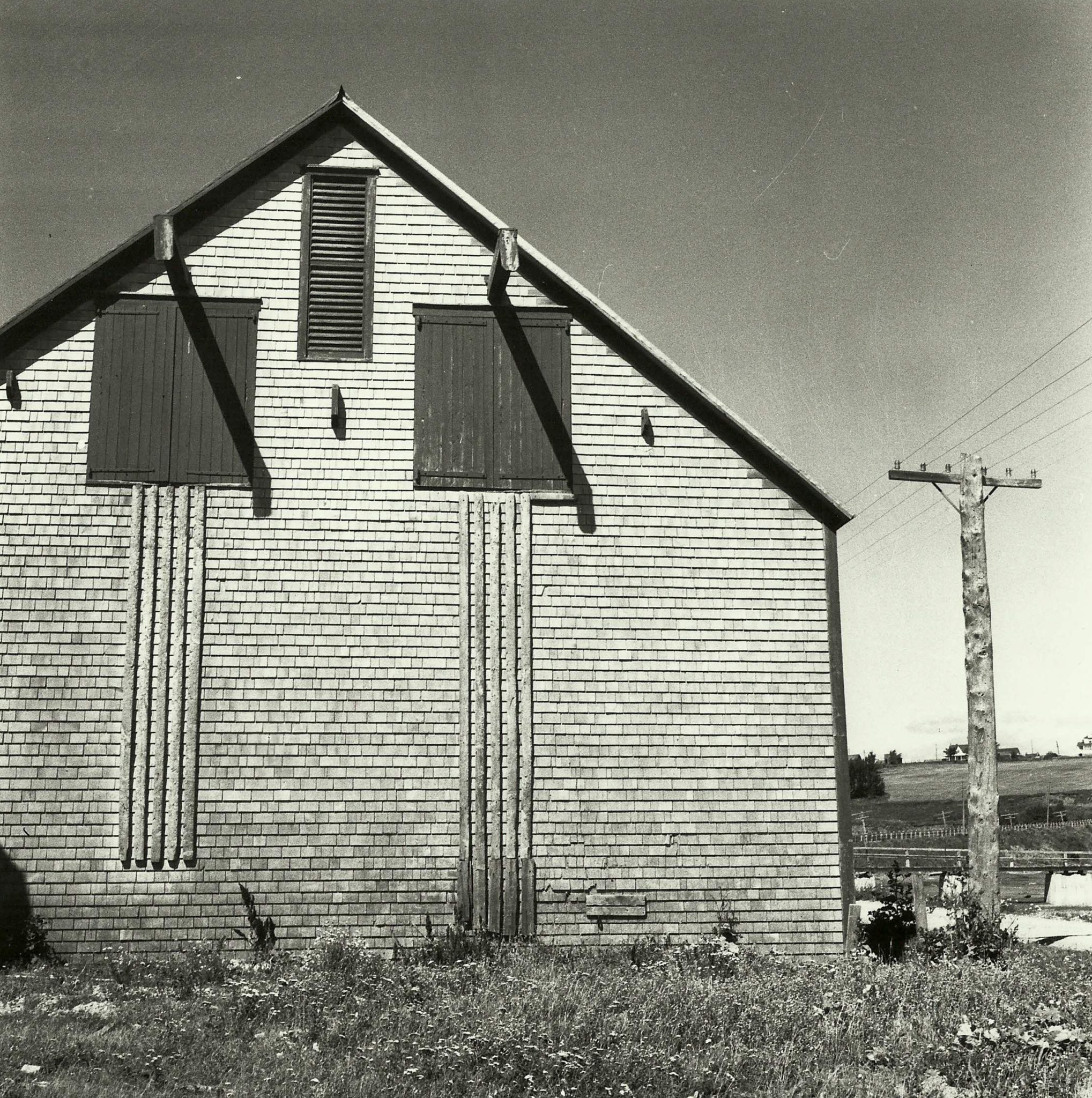 Les mâts de chargement de l'Entrepôt à bois Robin. Photo: Lady McKie, 1952. Bibliothèque et Archives Canada.